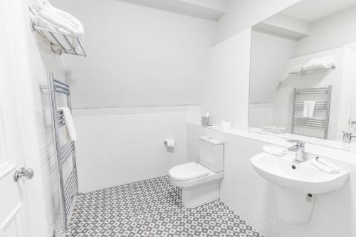 穆尔兰尼Mulranny Park Hotel的白色的浴室设有卫生间和水槽。