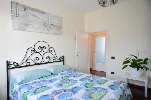 比萨Il Villino di Monic的一间卧室配有床,床上装有被子