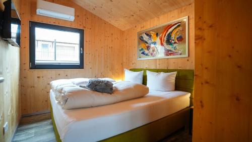 BundenthalFBA Village的木制客房内的一间卧室,配有一张床