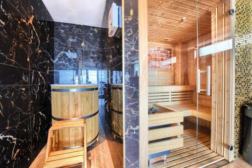 索利纳Santa Angela Solina Resort & SPA的一间设有木墙和玻璃墙的桑拿浴室
