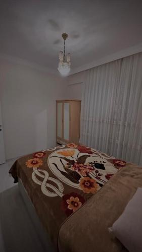 奥尔塔贾BVK1的一间卧室,床上放着鲜花