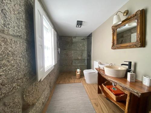 拜昂Casa da Ponte的一间带水槽、卫生间和镜子的浴室