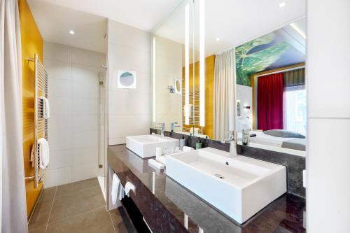 代德斯海姆Kaisergarten Hotel Deidesheim的一间带两个盥洗盆和大镜子的浴室