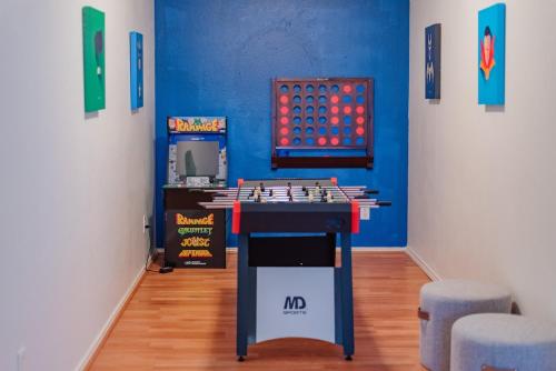 圣安东尼奥Luxury 6br Home, Game Room By Lackland & Seaworld的腿部间 - 带一张桌子和游戏