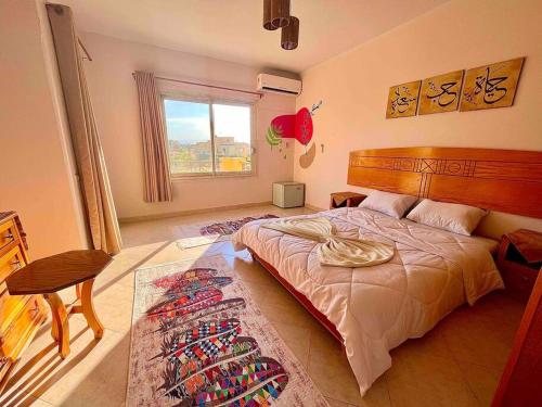 艾因苏赫纳5-BRS Villa Steps from Beach Cozy vibes的一间卧室配有一张大床和地毯。