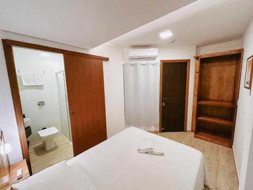 南圣弗朗西斯科Babitonga Hostel - 100m da Prainha的一间带白色床和卫生间的浴室
