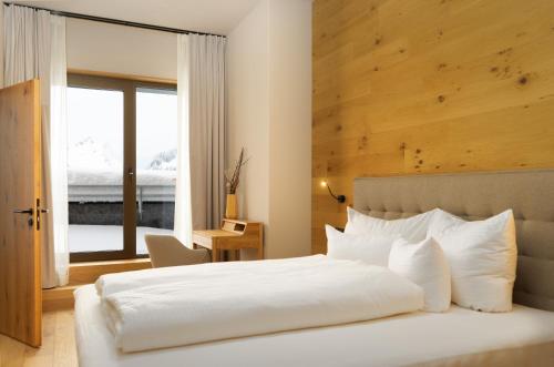 施勒肯Heimat 1495m Appartement TYP 3的卧室配有带白色枕头的大床