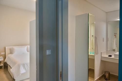 MokaRoyal Green Wellness Resort的一间卧室配有一张床和镜子