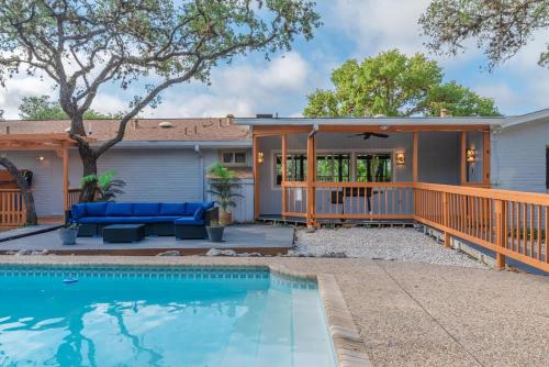 圣安东尼奥Luxury House By Fiesta Texas & Seaworld With Pool的一座带游泳池和房子的度假屋