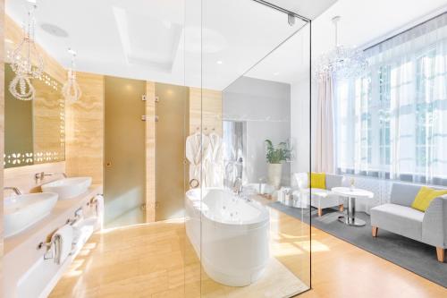 代德斯海姆凯特绍尔霍夫酒店的浴室配有2个盥洗盆和1个浴缸。