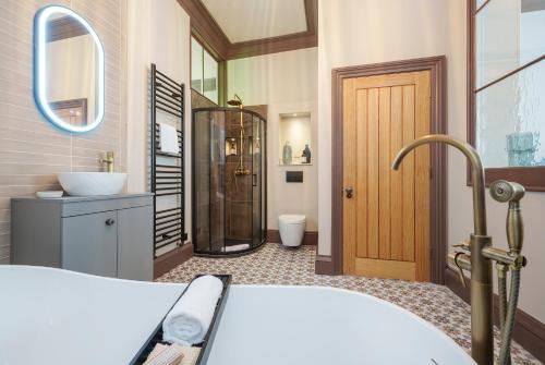 布里斯托The Florin - 1 Bedroom Apartment in Central Bristol by Mint Stays的带浴缸、淋浴和盥洗盆的浴室