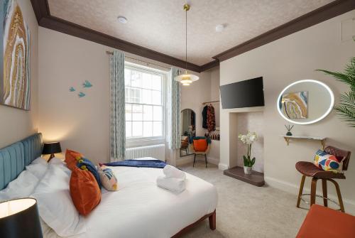 布里斯托The Florin - 1 Bedroom Apartment in Central Bristol by Mint Stays的卧室设有一张白色大床和一扇窗户。