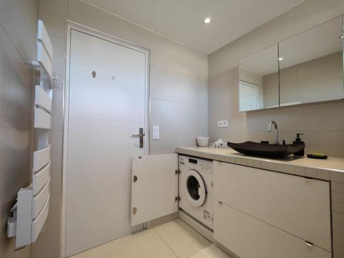 戛纳Cannes Vue mer T2 61m²+ parking的厨房配有洗衣机和水槽