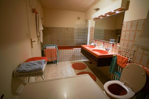 莱斯安格尔斯Maison Belle Vue的一间带红色盥洗盆和卫生间的浴室
