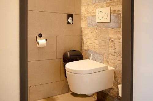 Ees伊泽霍夫餐厅-酒店的一间位于客房内的白色卫生间的浴室