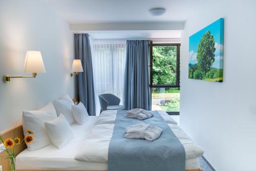 塔巴尔茨Aktivhotel Inselsberg的酒店客房,配有带毛巾的床