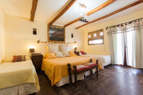 蒂尔卡拉La Posada del Rio的一间卧室,配有两张床