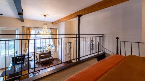 第戎Le Chouette Loft的客房设有阳台、床和吊灯。