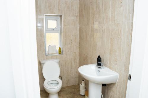 霍斯福斯Large Ideal Accommodation for Groups & Contractors的一间带卫生间和水槽的浴室