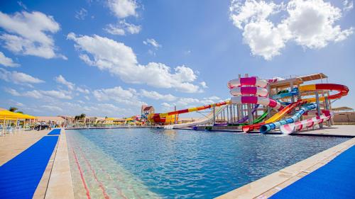 库塞尔Pickalbatros Sea World Resort - Marsa Alam- "Aqua Park"的一个带水滑梯的水上公园