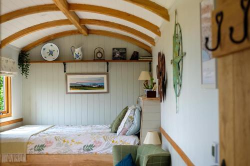 BradpoleThe Acorn - Luxury Shepherds Hut hot tub panoramic views的一间小房间的卧室,配有一张床铺