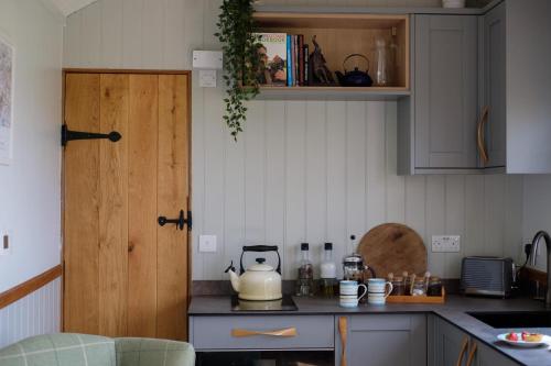 BradpoleThe Acorn - Luxury Shepherds Hut hot tub panoramic views的厨房在柜台上配有茶壶
