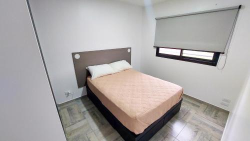圣特雷西塔Tango Departamento的一间小卧室,配有床和窗户