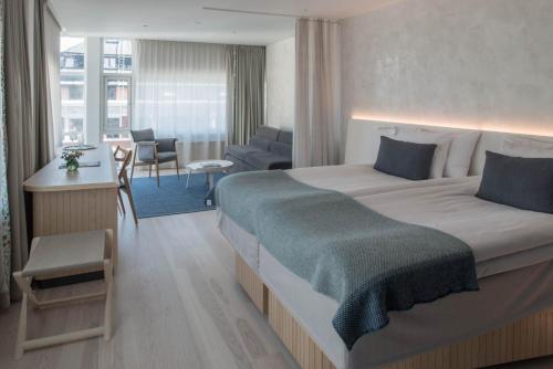 斯德哥尔摩北欧之光酒店的一间带大床的卧室和一间客厅