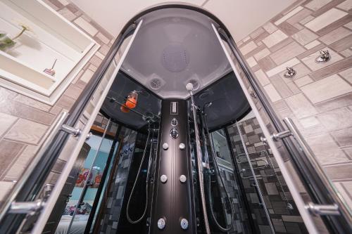 维尔纽斯Station Self Check-in Apartments - Lollo Luxury的靠近火车前线