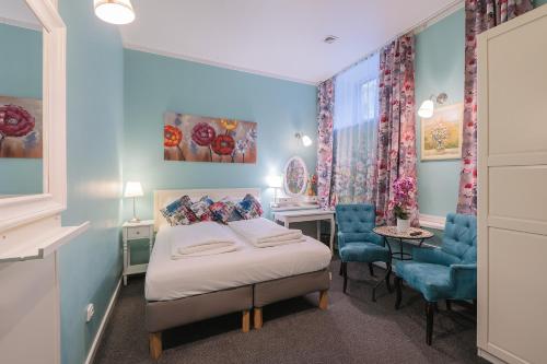 维尔纽斯Station Apartments - Lollo Luxury的卧室配有一张床、一张桌子和椅子