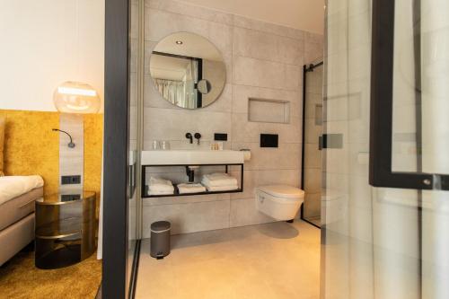 登海尔德比特力克斯大酒店的一间带水槽、卫生间和镜子的浴室