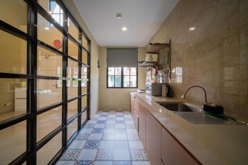巴淡岛中心Danka@tudor residence的一个带水槽和窗户的大厨房