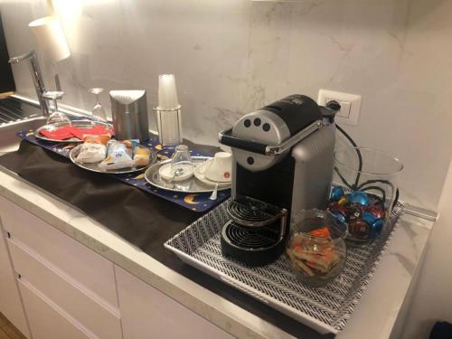 米兰Villa Camilla Milano的厨房的柜台上设有咖啡壶