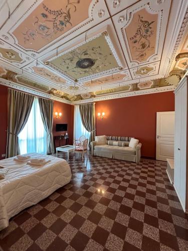 皮佐DIMORA LE PIETRE DEL MARE的酒店客房设有一张床和格子天花板