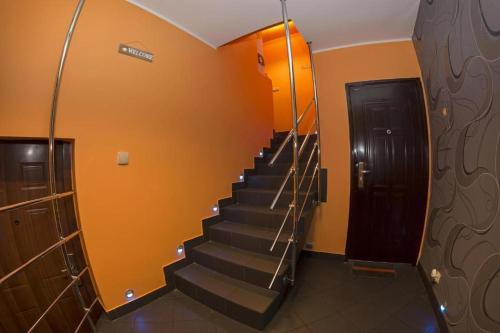科尔别卢夫Apartamenty Pilsko的一座带黑色门的建筑中的楼梯