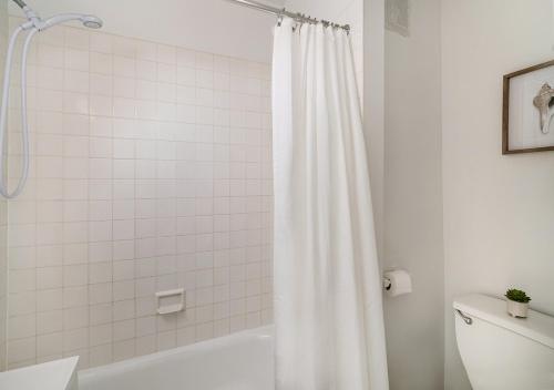 纽约Beautiful Studio Apartment At East Side的一间带白色淋浴帘的浴室