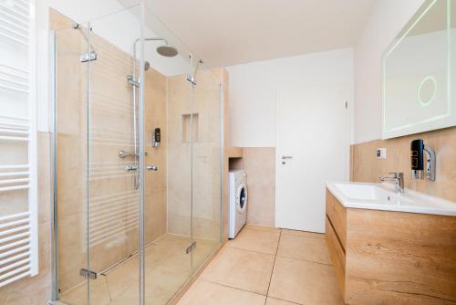 多特蒙德G & L Hotel Dortmund的带淋浴和盥洗盆的浴室