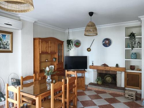 蓬塔翁布里亚Casa Delfin的一间带桌子和电视的用餐室