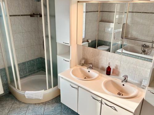 瑟穆瓦河畔夫雷斯Taos B&B的一间带两个盥洗盆和淋浴的浴室