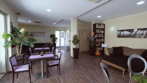 皮内托米拉马雷酒店的客厅配有沙发和桌子