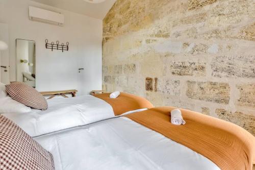 波尔多Nocnoc - Le Balcon de l'Oli 99m2的砖墙客房的两张床