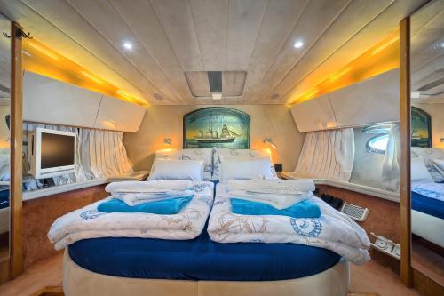 斯普利特Luxury Yacht - Lex of the Seas的中间的床