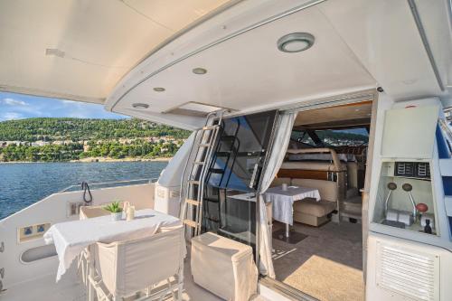 斯普利特Luxury Yacht - Lex of the Seas的船后方的景观,配有桌椅