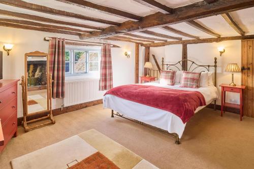 坎特伯雷Host & Stay - Bere Cottage的一间卧室设有一张大床和一个窗户。