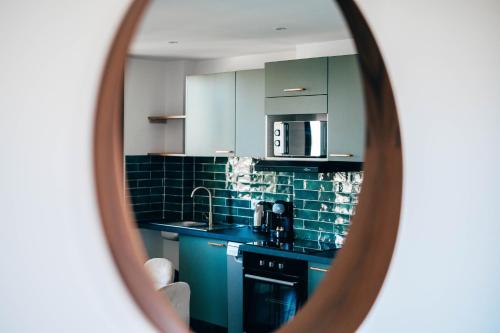 马赛Vélodrome 6 couchages avec clim的厨房配有蓝色橱柜和水槽