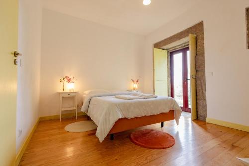 塞亚Quinta da Cerdeira的一间卧室配有一张带两盏灯的床。