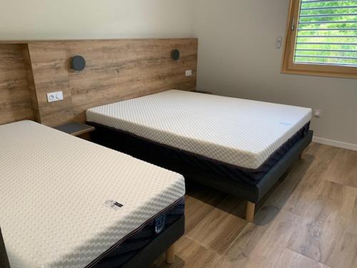 Granges-NarbozLA VILLA NATURA的双床间位于带2张单人床的客房内。