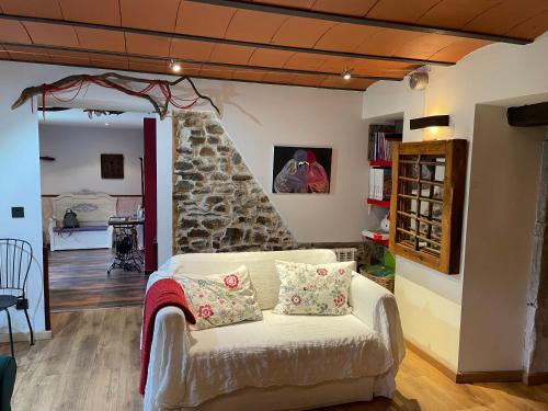 CastañerasEL CAMPIZO的带沙发和石墙的客厅