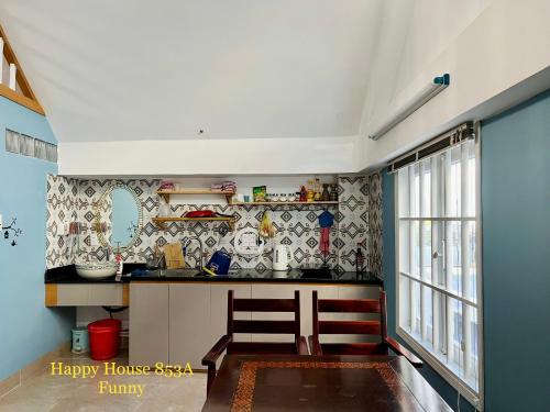 头顿Căn Funny的厨房配有幸福的室内代理壁纸