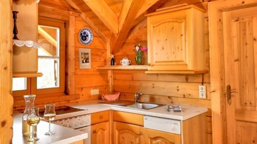 比绍夫斯霍芬Bio Alpenhof Rostatt的小屋内的厨房设有木制橱柜和水槽